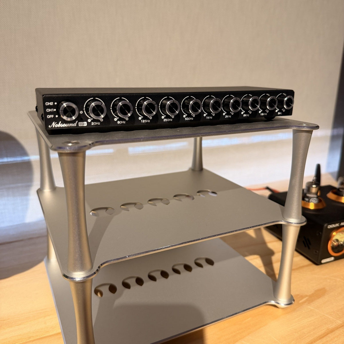 Nobsound EQ9, ecualizador estéreo de 9 bandas sobre rack de escritorio