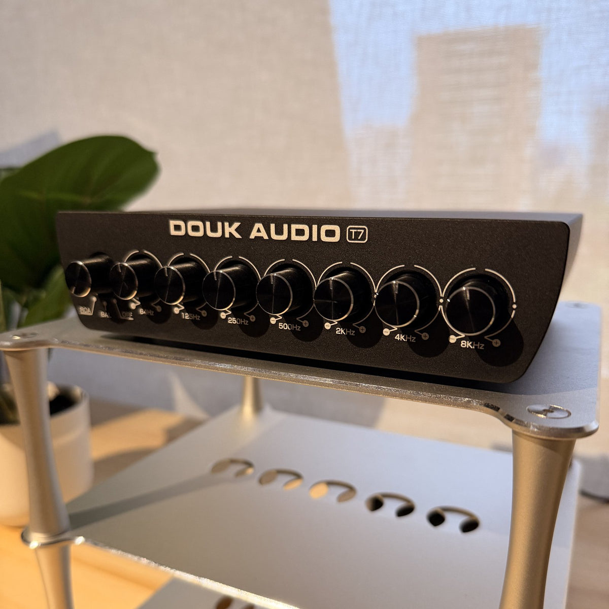 Douk Audio T7, ecualizador balanceado de 7 bandas sobre rack de escritorio