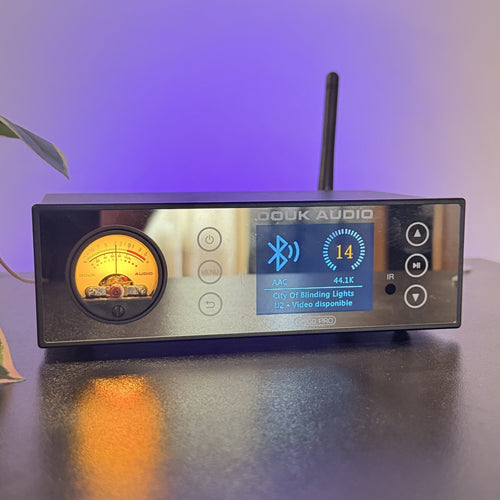 C100 PRO encendido con VU meter iluminado y pantalla en modo Bluetooth