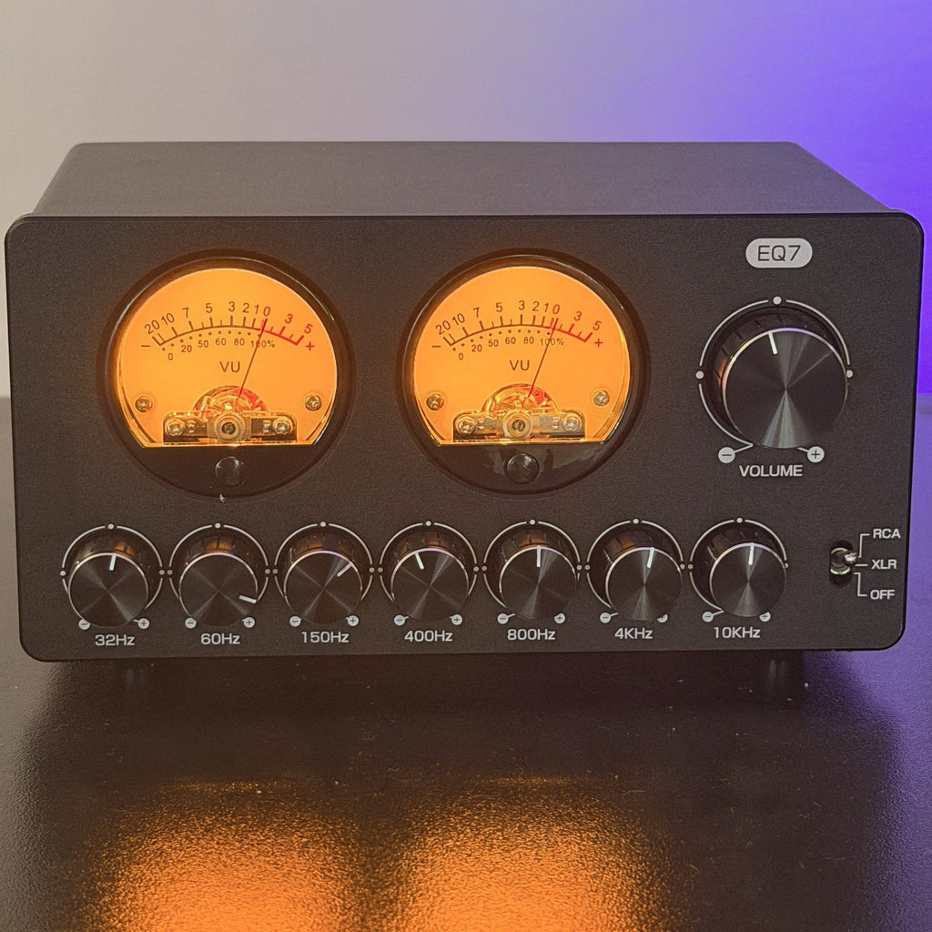 Ecualizador EQ7 encendido con VU meters iluminados