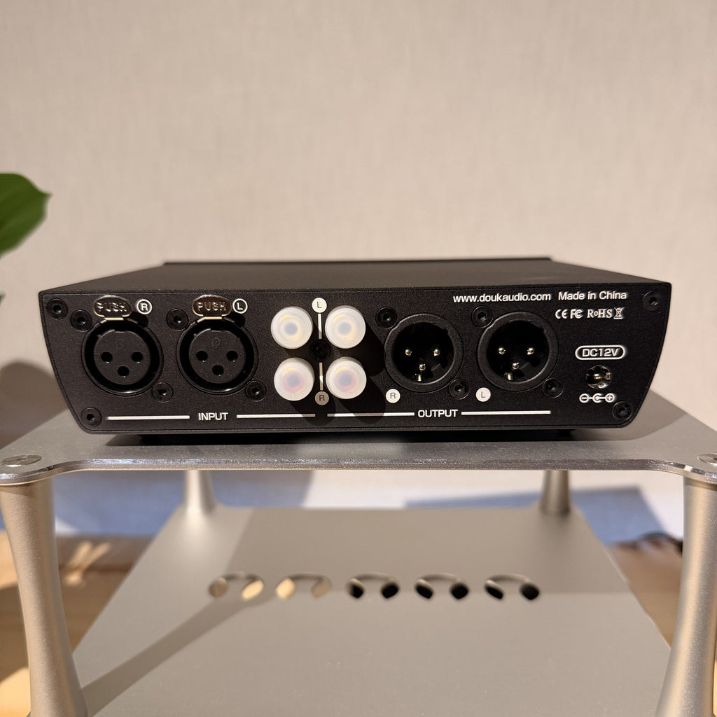 Panel trasero del T7 con entradas y salidas XLR y RCA