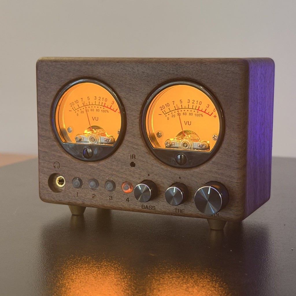 VU1-W encendido con VU meters iluminados en un escritorio