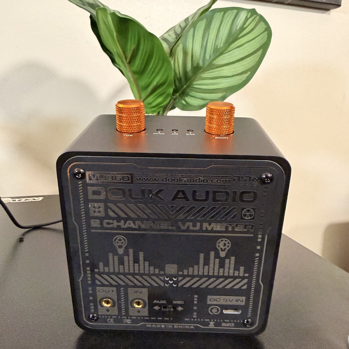 Panel trasero del VU360 con entradas de audio, micrófono y alimentación