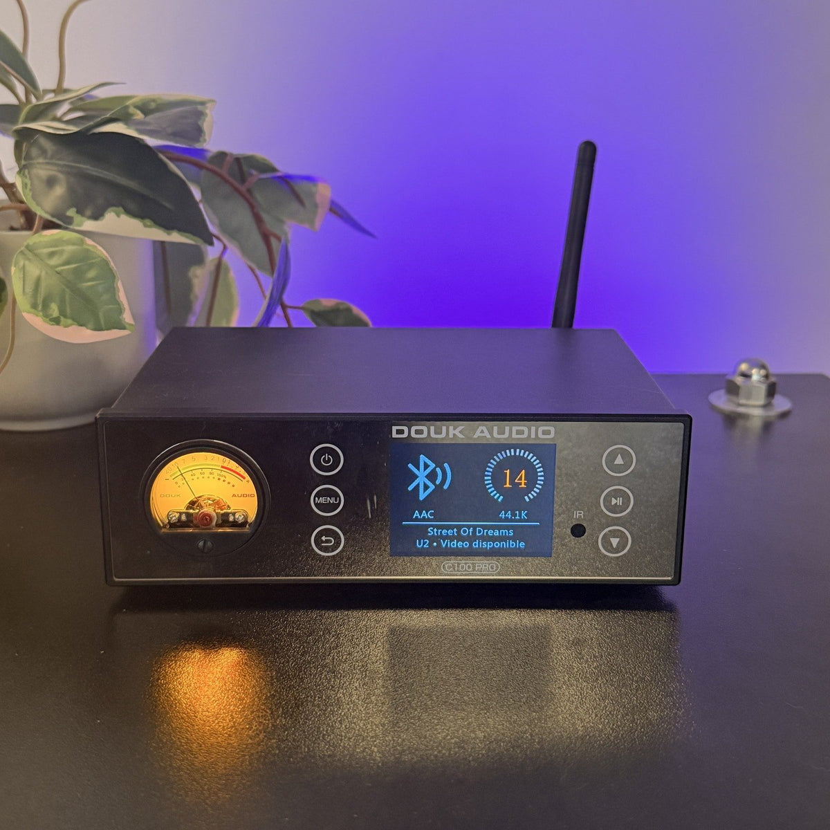 DAC C100 PRO sobre mueble, vista frontal con VU meter y pantalla