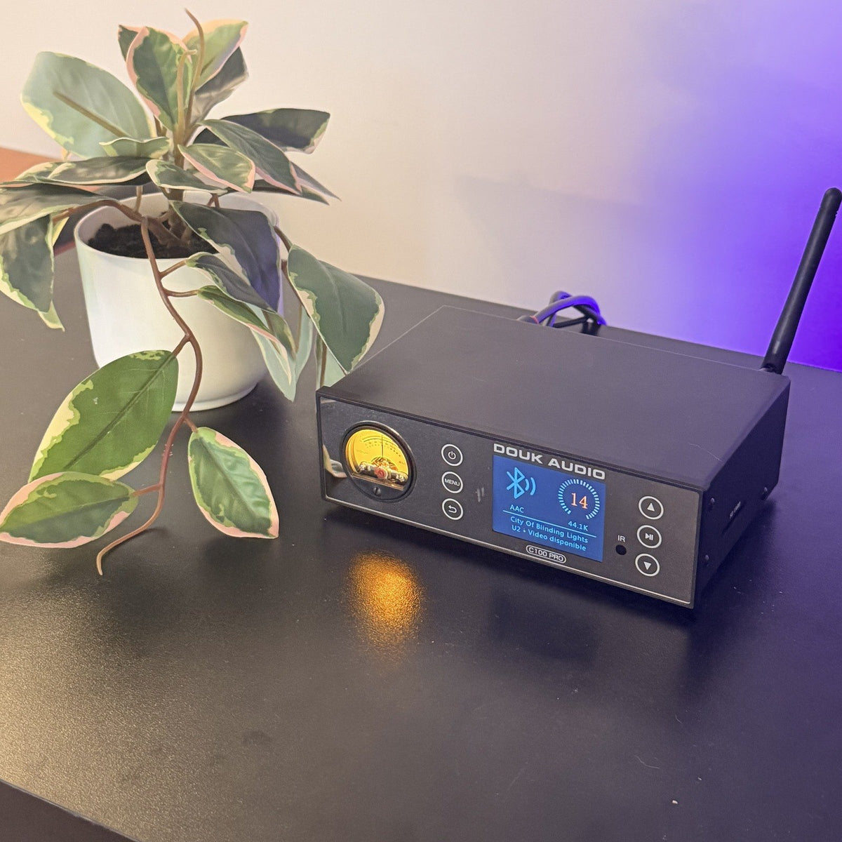 Vista en ángulo del DAC C100 PRO con antena Bluetooth