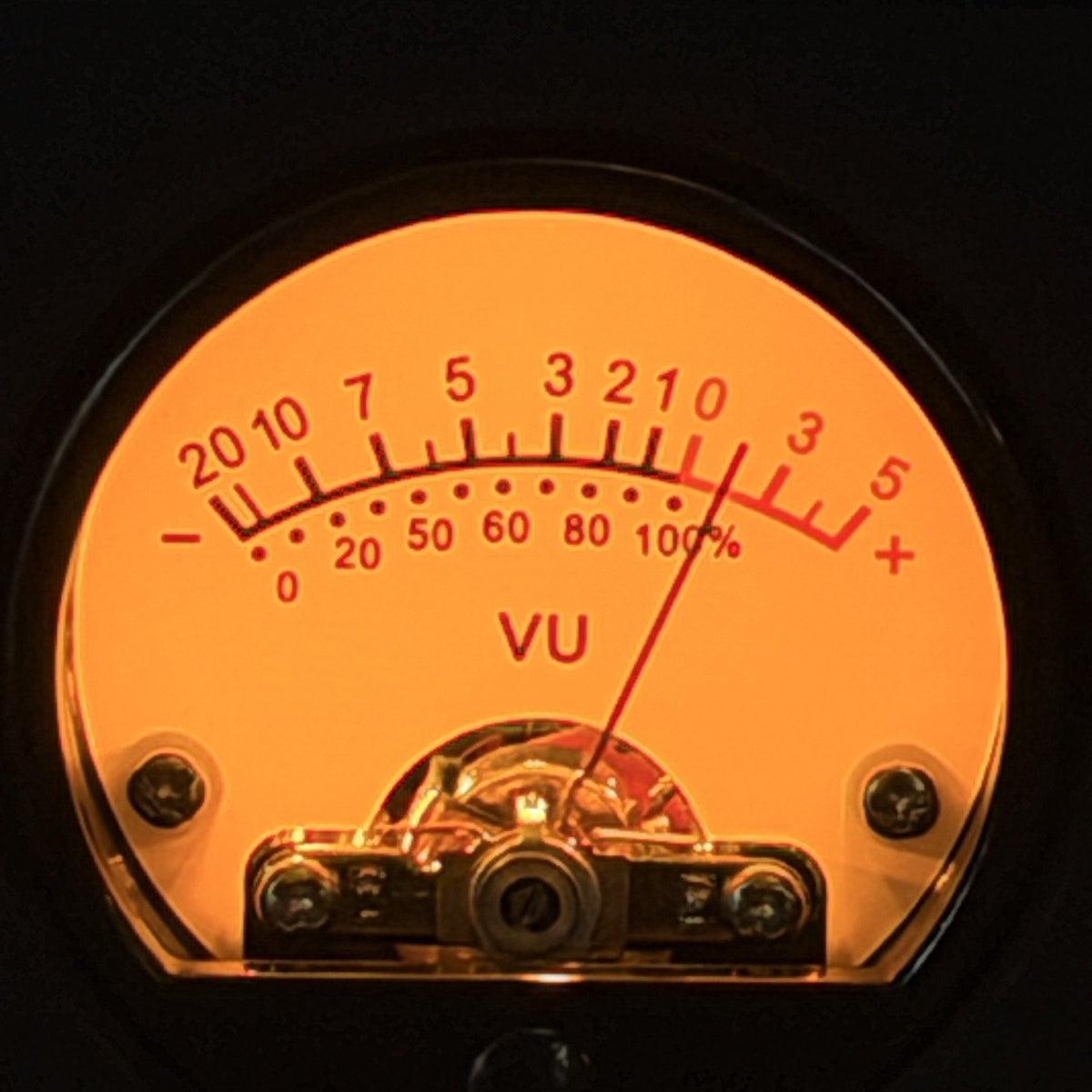 Detalle del VU meter analógico iluminado del EQ7
