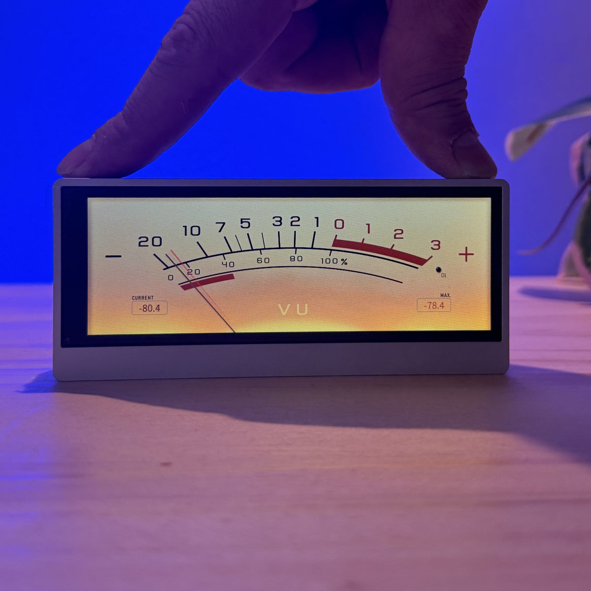 Pantalla táctil del TX7 mostrando un VU meter