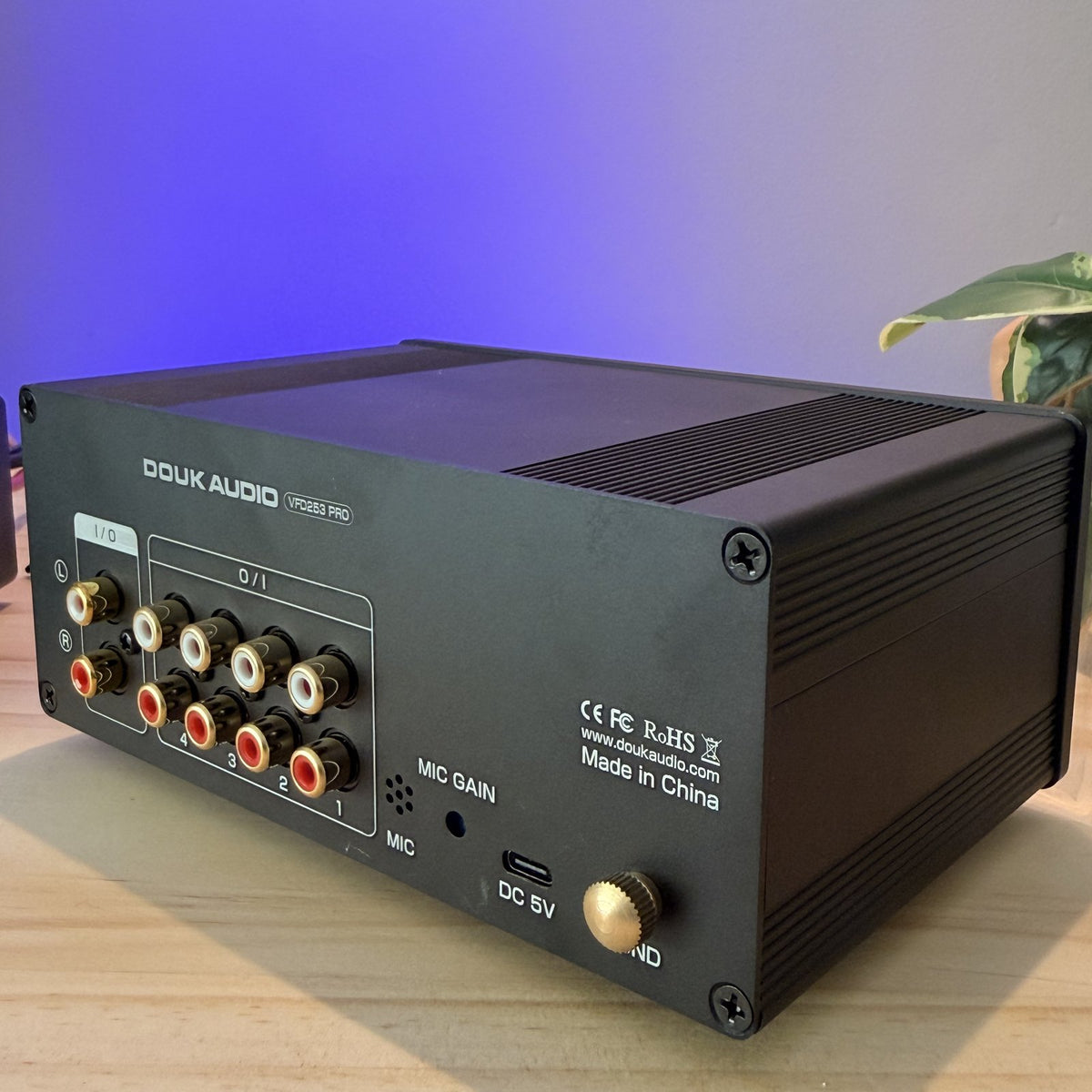 Douk Audio VFD253-PRO – Selector de Audio 4 Canales con Pantalla de Espectro Musical VFD de 25 Bandas